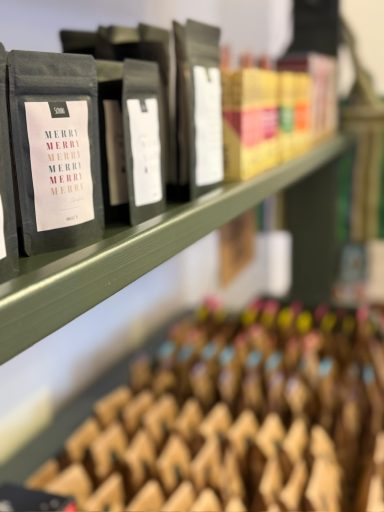 Regal mit Trinkschokolade