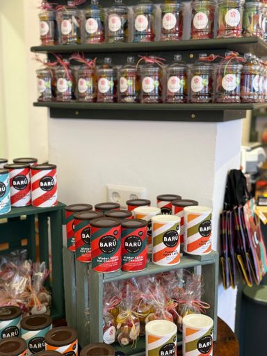 Regal mit Trinkschokolade und Süßigkeitengläschen