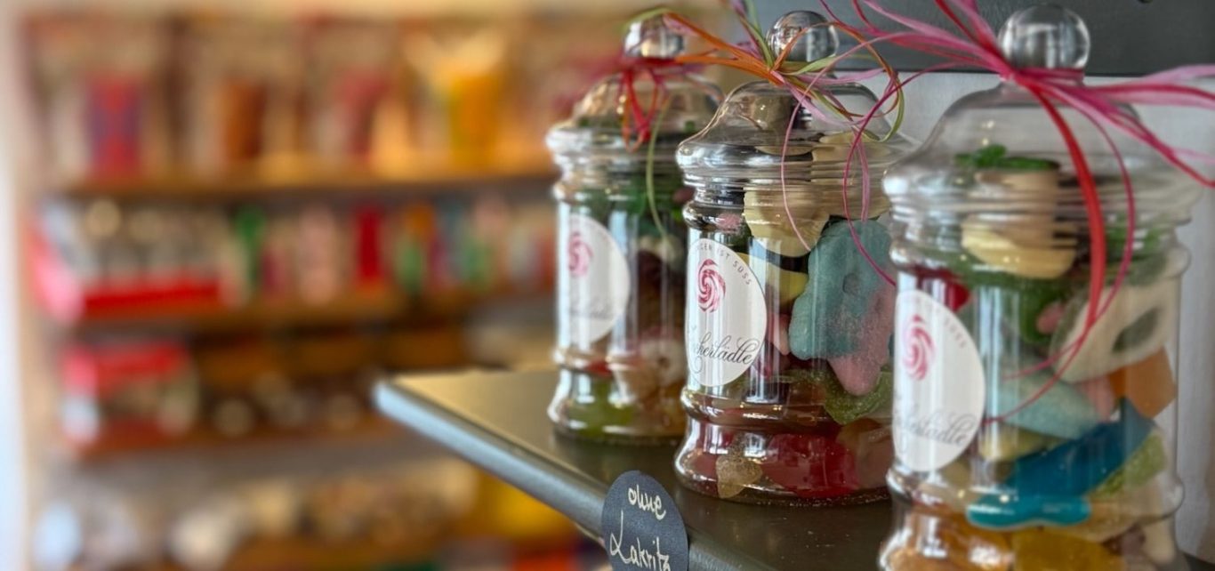 mit Süßigkeiten gefüllte Gläschen