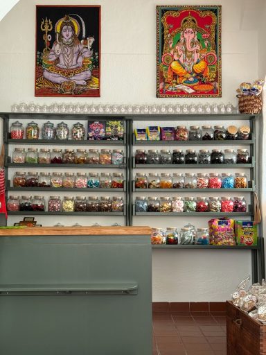 Regal mit Süßigkeiten in Gläsern