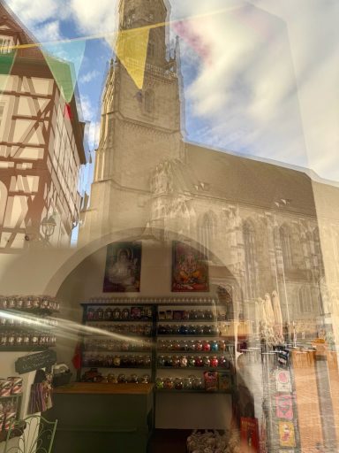 Turm Daniel spiegelt sich im Schaufenster