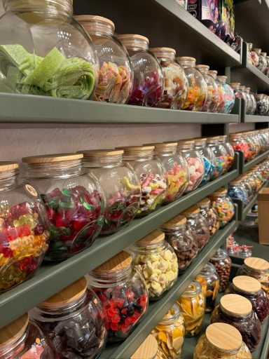 Gläser mit losen Süßigkeiten